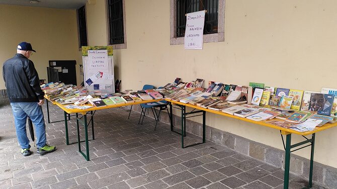 Foto del mercatino del libro organizzato dalla circoscrizione di Mattarello