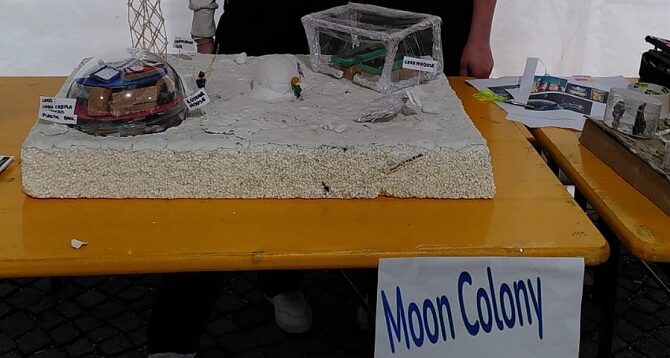 Foto del modellino di una colonia sulla Luna