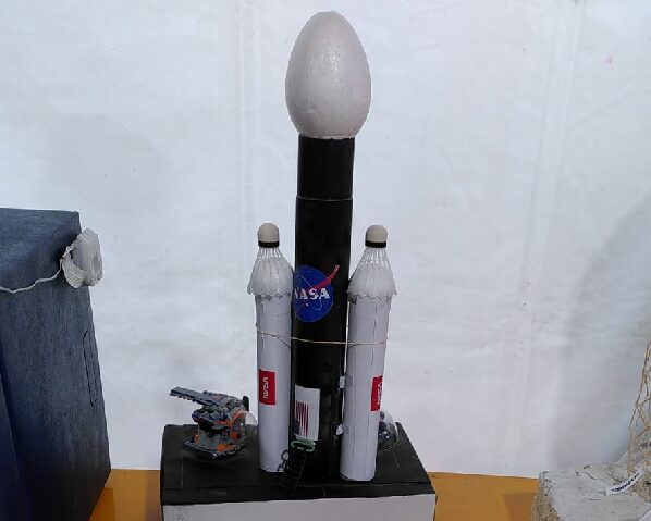 Foto del modellino di un razzo spaziale