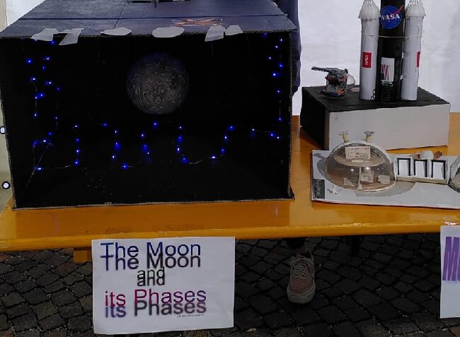 Foto del modellino delle fasi della Luna