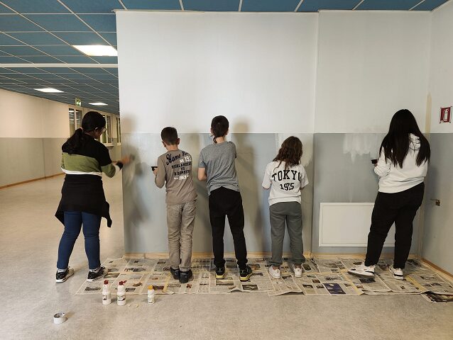 foto di studenti che disegnano il murale