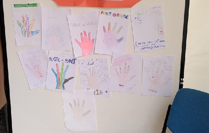 Foto con disegni di mani realizzate dagli studenti