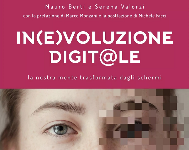 Parte della locandina dell'evento: In(e)voluzione Digit@ale, La nostra mente trasformata dagli schemi. Sottostante al titolo c'è l'immagine di una ragazzina con mezzo volto pixellato.