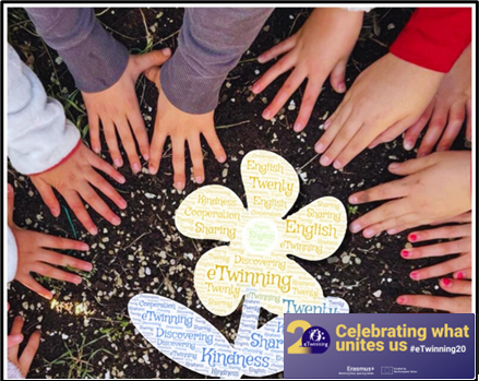 Foto con un fiore di carta in centro e mani di bambini attorno con prato sulla sfondo. In basso a sinistra logo del contest eTwinning20